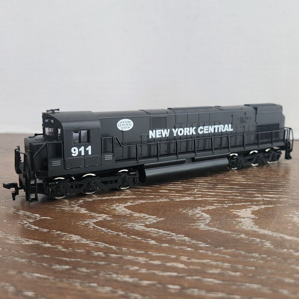 Mehano HO Gauge New York Central C-628 Diesel Locomotive # 911 Tested/Works